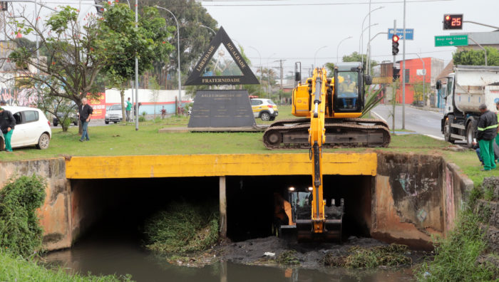 Suzano realiza desassoreamento do rio Una