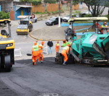 Prefeito vistoria obra de recapeamento no Jardim Revista