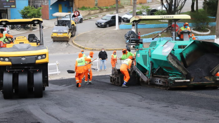 Prefeito vistoria obra de recapeamento no Jardim Revista