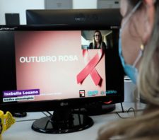 Curso de Promotoras Legais inicia mês com aula sobre câncer de mama
