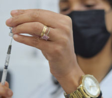 Suzano inicia aplicação da dose de reforço a profissionais da Saúde