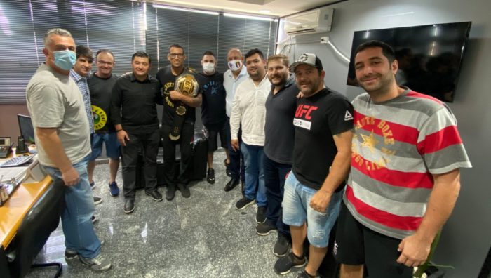 Prefeito recebe visita do lutador campeão mundial Charles do Bronx