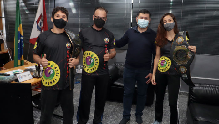 Prefeito recebe visita de campeões sul-americanos de muay thai