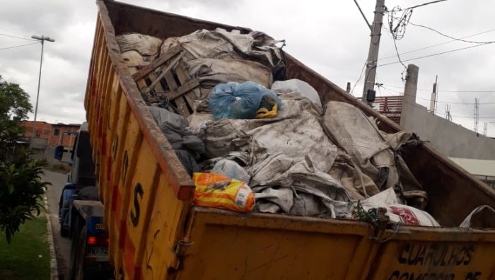 Meio Ambiente apreende caçamba ilegal no Miguel Badra