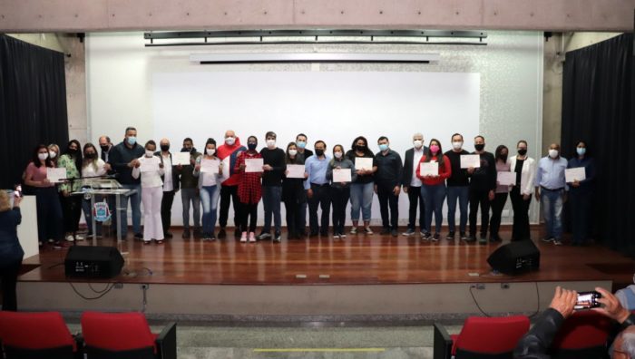 Bolsistas da Frente de Trabalho se formam em cursos de capacitação