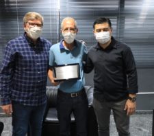 Prefeito homenageia servidor aposentado
