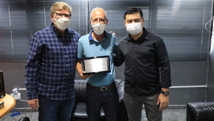 Prefeito homenageia servidor aposentado