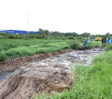 Suzano realiza limpeza de valas de drenagem do rio Una