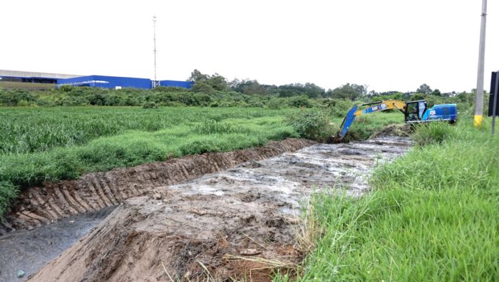 Suzano realiza limpeza de valas de drenagem do rio Una