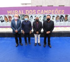 Prefeito de Suzano participa de inauguração do ‘Mural dos Campeões’