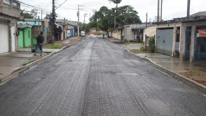 Prefeito vistoria obras de pavimentação no Jardim Amazonas