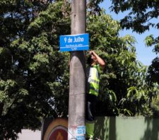Secretaria de Transportes faz instalação de novas placas de ruas na Vila Maluf