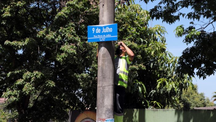 Secretaria de Transportes faz instalação de novas placas de ruas na Vila Maluf