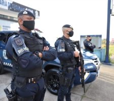Romu faz apreensões de moto roubada e de simulacro de arma de fogo