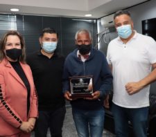 Servidores aposentados recebem homenagem do prefeito de Suzano