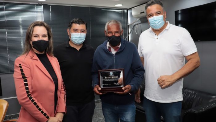 Servidores aposentados recebem homenagem do prefeito de Suzano