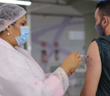 Profissionais da Educação e da Assistência Social terão dose de reforço nesta sexta