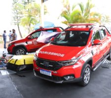 Prefeito prestigia entrega de novas viaturas ao Corpo de Bombeiros