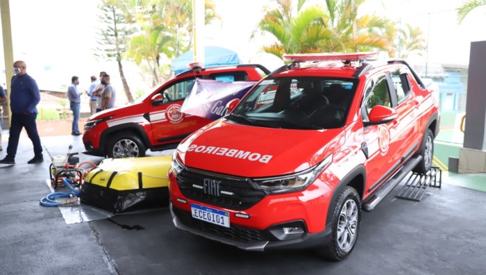 Prefeito prestigia entrega de novas viaturas ao Corpo de Bombeiros