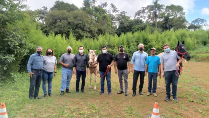 Secretários visitam novo instituto de equoterapia em Suzano