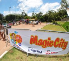 Parceria proporciona dia especial a pessoas com deficiência em parque aquático