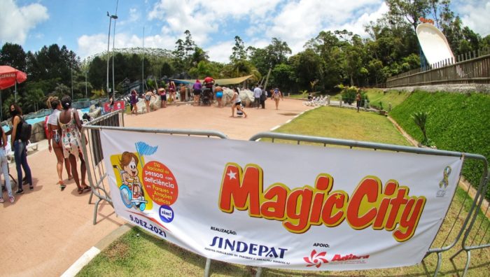 Parceria proporciona dia especial a pessoas com deficiência em parque aquático