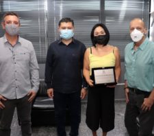 Prefeito presta homenagem a servidora aposentada