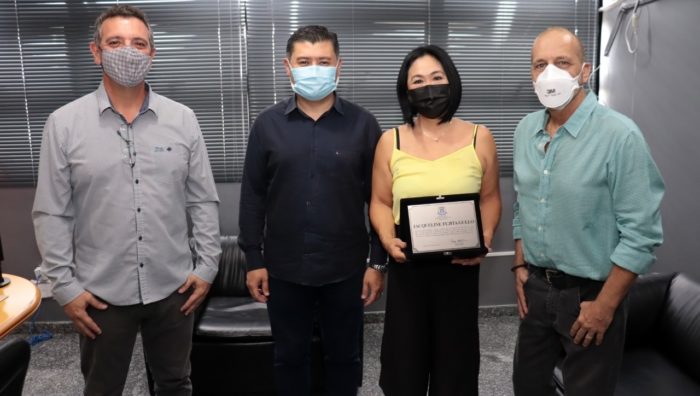 Prefeito presta homenagem a servidora aposentada