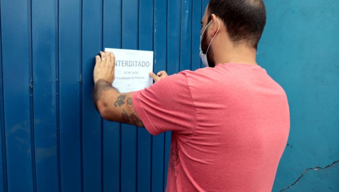 Suzano interdita empresa por funcionamento ilegal na rodovia Índio Tibiriçá
