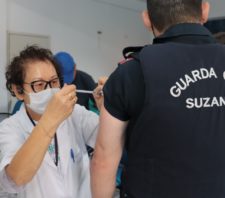 Agentes da GCM recebem dose de reforço da vacina contra a Covid-19