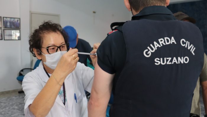 Agentes da GCM recebem dose de reforço da vacina contra a Covid-19