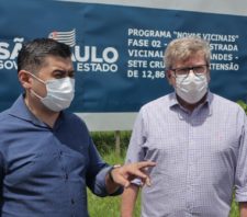 Prefeito vistoria obras de recapeamento da estrada dos Fernandes