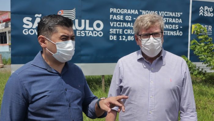 Prefeito vistoria obras de recapeamento da estrada dos Fernandes