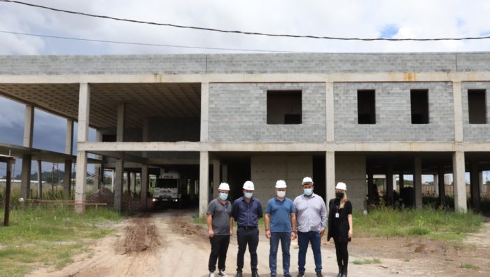 Prefeito de Suzano vistoria obras do Hospital Federal