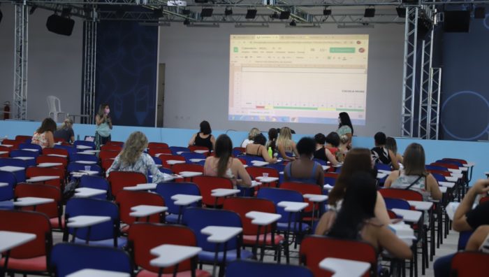 Educação promove formação para planejar novo ano letivo