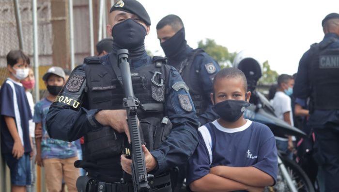 Aluno que sonha integrar a GCM recebe visita especial de agentes