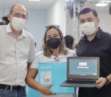 Prefeito acompanha entrega de chromebooks para professores