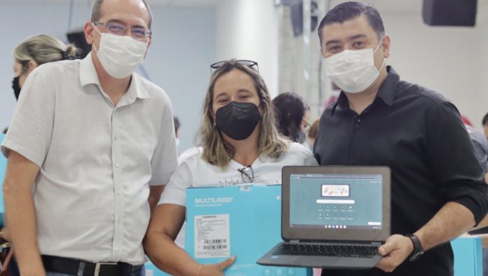 Prefeito acompanha entrega de chromebooks para professores