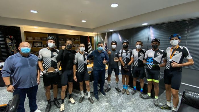 Prefeito recebe equipe campeã em desafio de mountain bike