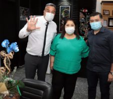 Servidora é homenageada por completar 50 anos de serviço na prefeitura