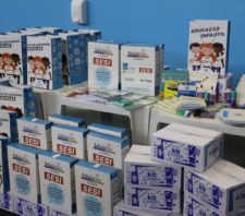 Educação inicia entrega de uniformes e kits escolares