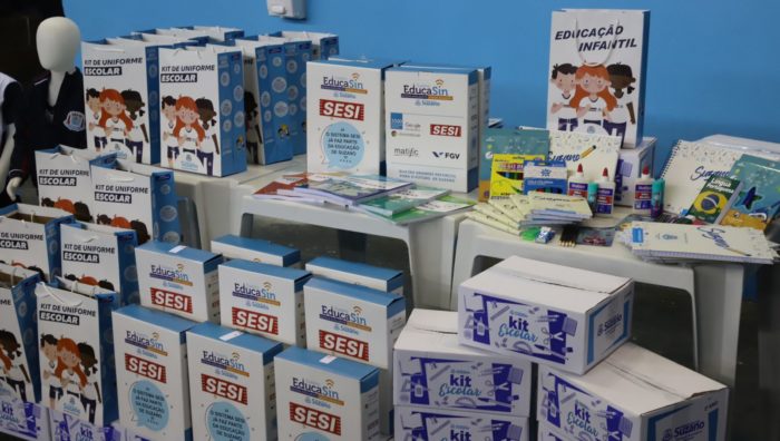 Educação inicia entrega de uniformes e kits escolares
