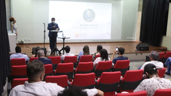 Prefeito prestigia lançamento de futuro centro de compras de Suzano