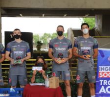 Fundo Social arrecada cem quilos de alimentos com ingressos do Suzano Vôlei