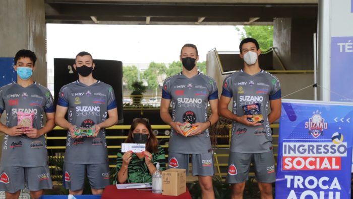 Fundo Social arrecada cem quilos de alimentos com ingressos do Suzano Vôlei