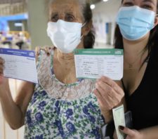 Postos de saúde iniciam aplicação da 4ª dose de vacina em idosos