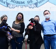 Cães adotados na campanha ‘Baby Me Leva’ são novas mascotes da Guarda Mirim