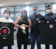 Prefeito recebe suzanense campeã mundial de levantamento de peso