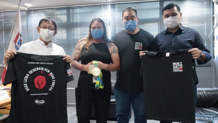 Prefeito recebe suzanense campeã mundial de levantamento de peso