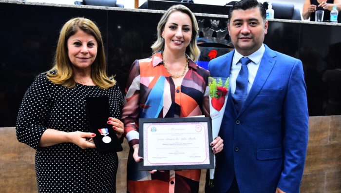 Primeira-dama de Suzano recebe honraria em sessão solene na Câmara Municipal